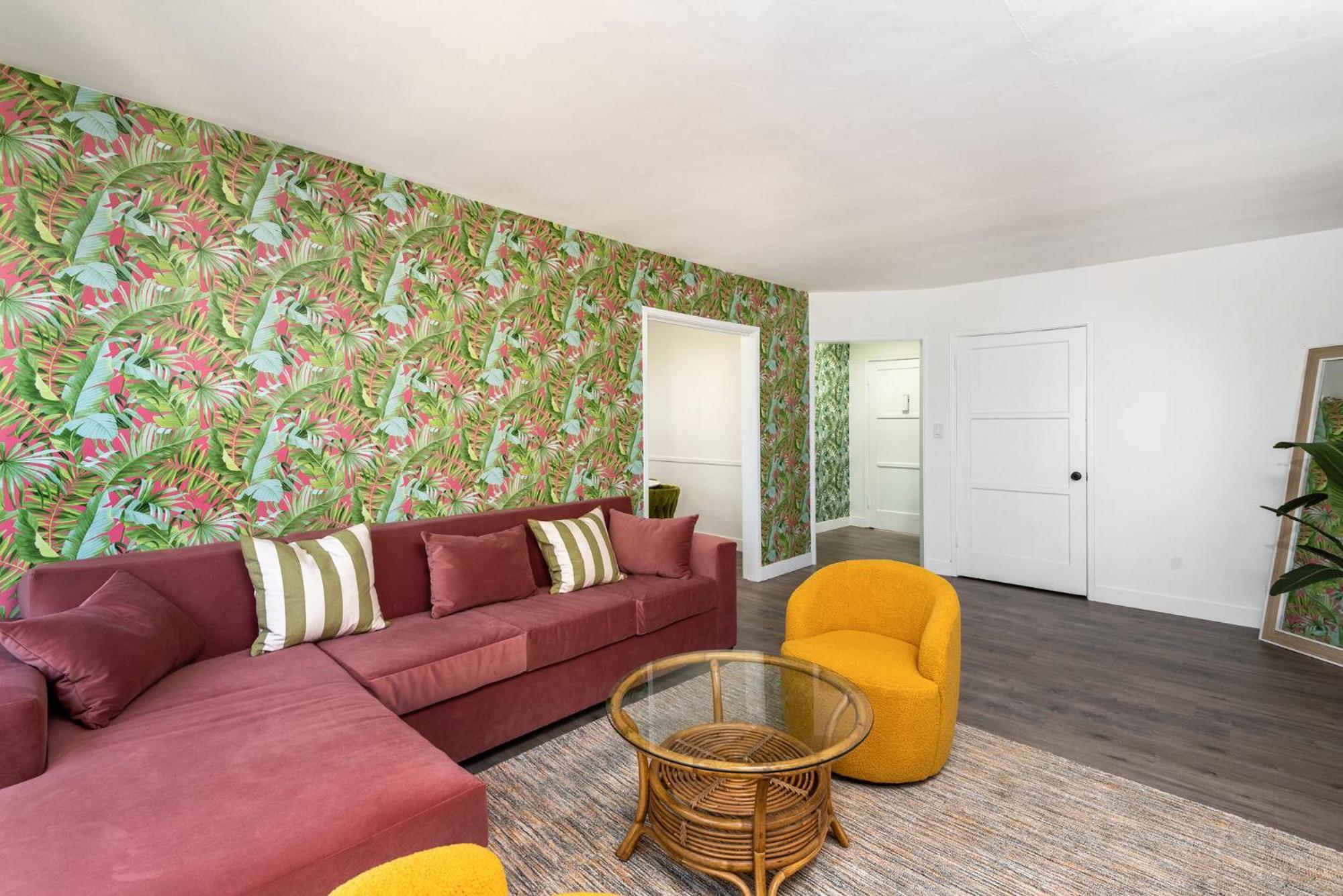 A Slice Of Paradise: 2br Apt. With Hot Tub Apartment Los Angeles